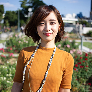 女性と中之島公園