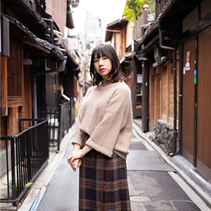 女性と京都の街並み